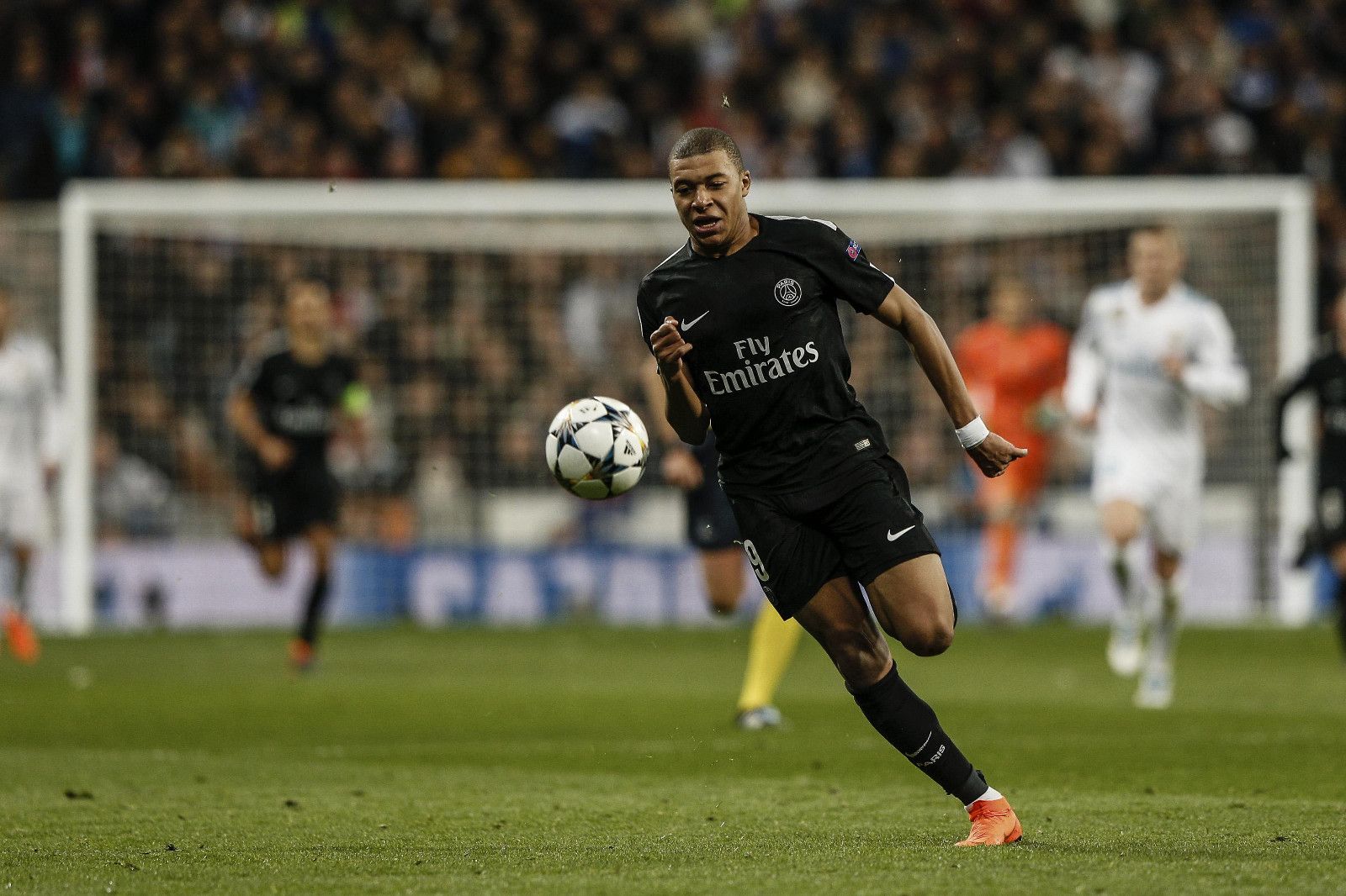 奥格斯堡2-0勒沃库森，吉安努利斯传射，药厂三中门框（奥格斯堡2-0击败勒沃库森：吉安努利斯一传一射，药厂三度憾中门框）