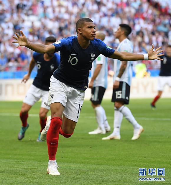 中后卫极限拦截救球队一命（中后卫神勇封堵力挽狂澜）