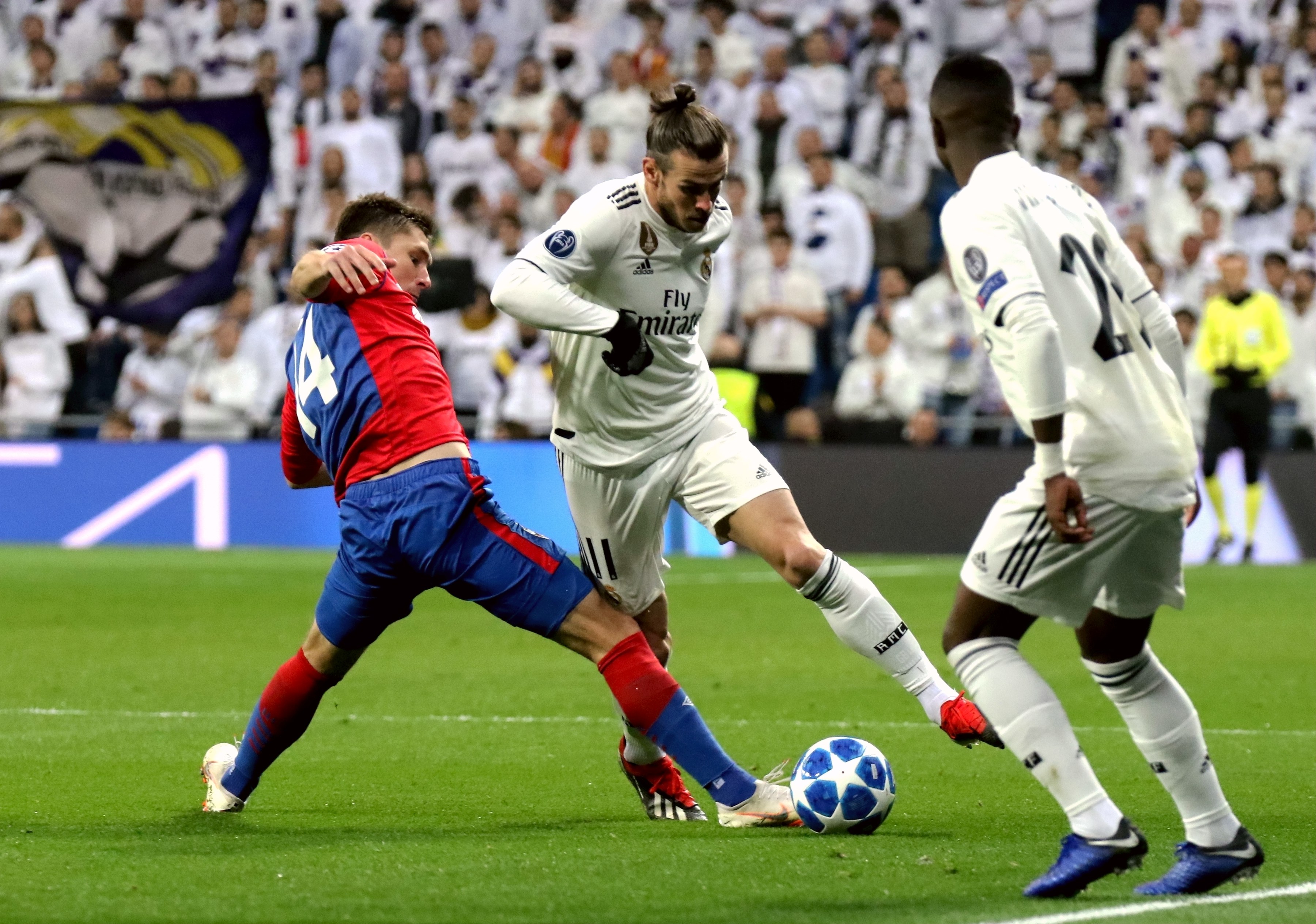 尤文全队和球迷一起出现在登机口，斯帕莱蒂和球迷们友好互动（尤文全队与球迷同现登机口，斯帕莱蒂现场亲切互动）