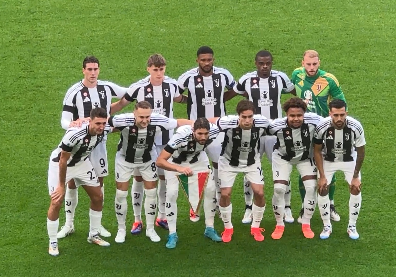 孙颖莎王楚钦赛前训练气氛轻松，大头仰头大笑，大笑引发全场欢笑（孙颖莎王楚钦赛前训练氛围轻松，大头仰天大笑点燃全场笑声）