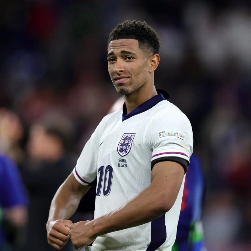 欧文突破防守造成杀伤球成功（欧文强突防线制造杀伤并得手）