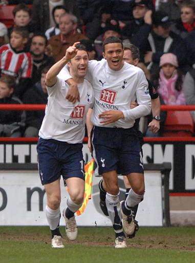 阿森纳欧冠小组／联赛阶段取得10连胜，仅次于拜仁和利物浦（阿森纳在欧冠小组赛与联赛中豪取十连胜，仅逊拜仁与利物浦）