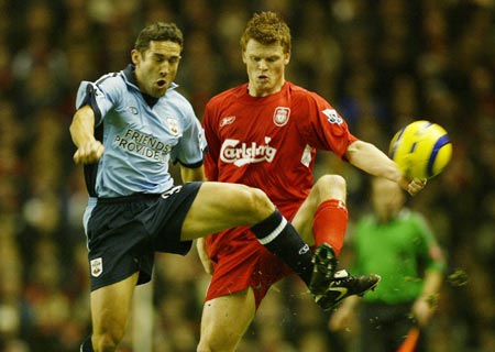 帕尔特伊听证会法院外，有抗议者举横幅批评阿森纳不作为（帕尔特伊听证会期间，法院外示威者打出横幅抨击阿森纳不作为）