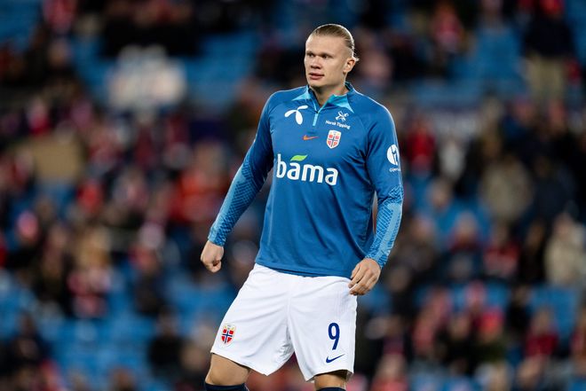 B费：留在曼联是因相信能在这赢得荣誉；和裁判摊手是沟通习惯（B费：留队曼联因坚信能在此赢得荣誉；向裁判摊手只是沟通方式）