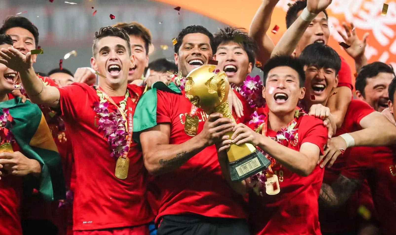 回应赫罗纳球迷，维尼修斯对着看台喊道“去西乙吧！”（回击赫罗纳球迷，维尼修斯朝看台高喊：降到西乙去！）