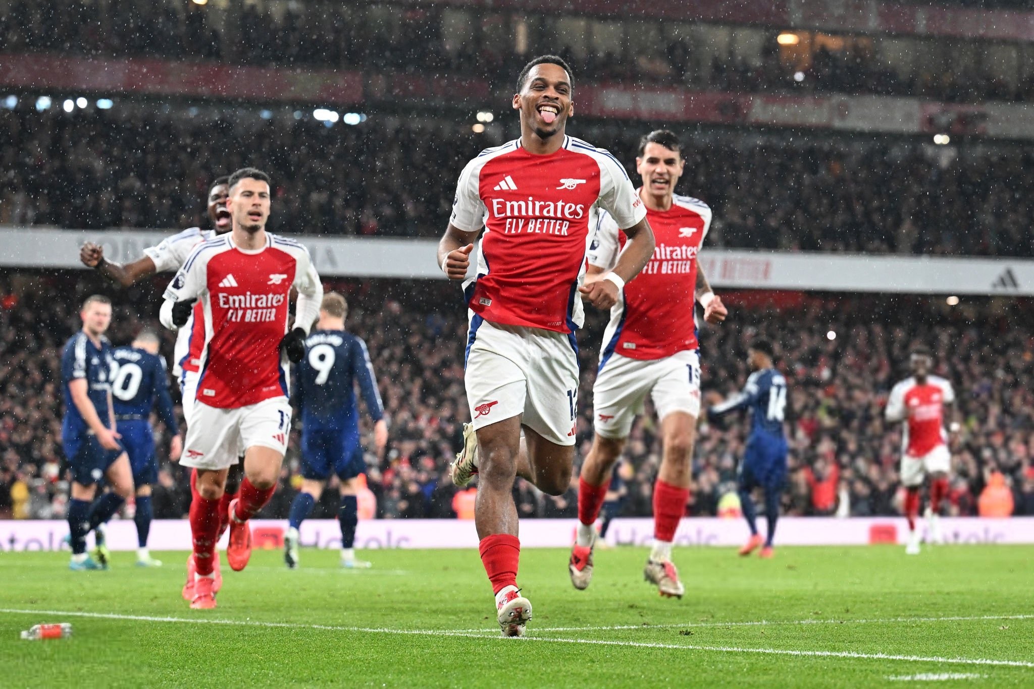 TA：孔帕尼相较图赫尔谦逊很多，不会对高层、球员评头论足（TA：孔帕尼较图赫尔更谦逊，不会对高层和球员指指点点）