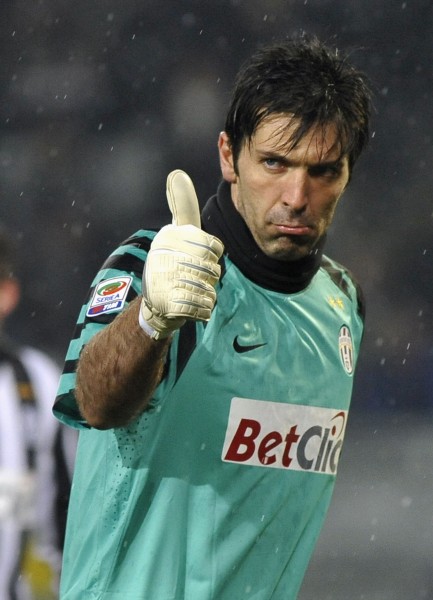 有情有义，阿诺德到若塔纪念碑前献上游戏手柄和手写卡片（阿诺德赴若塔纪念碑，敬献游戏手柄与手写卡片）