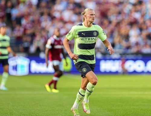 状态不佳！詹姆斯半场9投2中仅得4分，湖人领先9分（手感冰冷！詹姆斯半场9投仅2中拿4分，湖人领先9分）