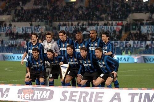 受伤的彭啸进入战上海U20的替补席，此前球员遭遇韧带损伤（曾遭韧带损伤，彭啸进入对阵上海U20之战替补席）